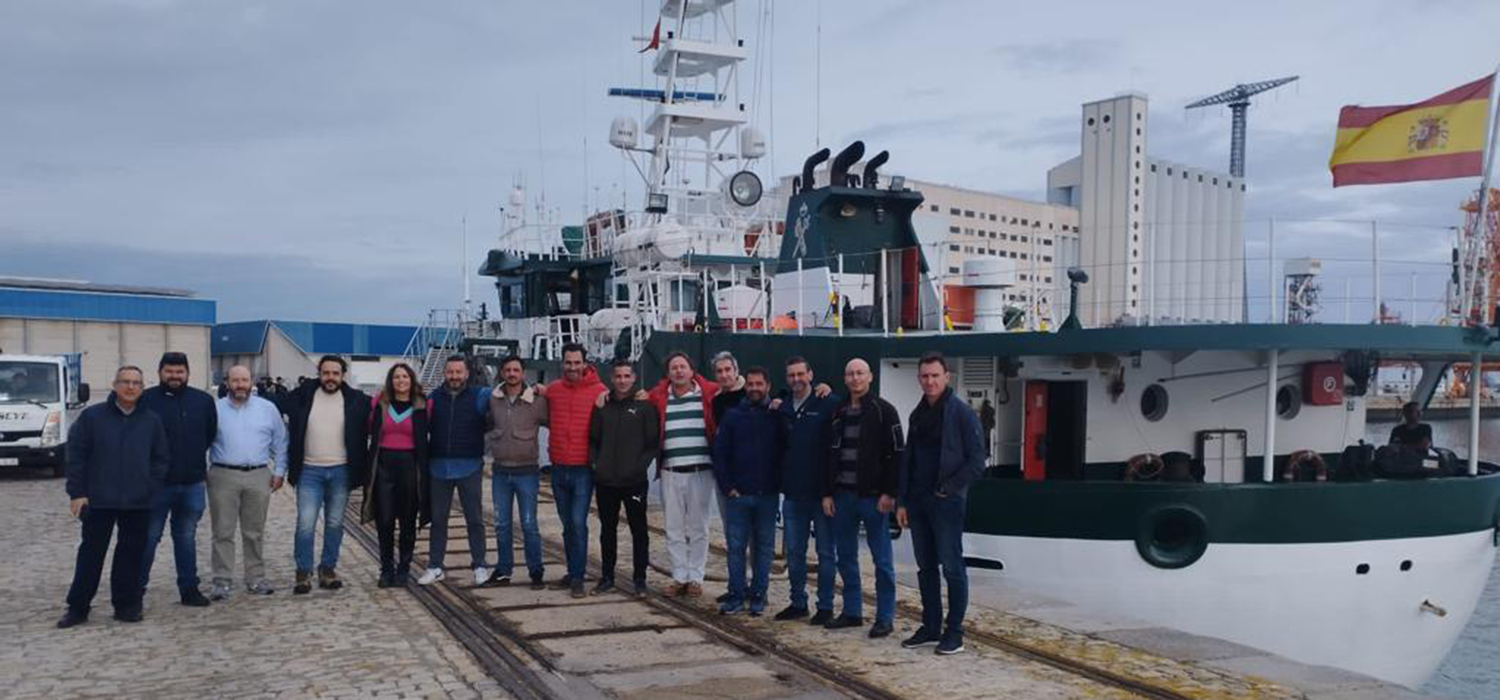 Estudiantes y profesores de la Escuela de Ingenierías Marina, Náutica y Radioelectrónica visitan dos buques de la Guardia Civil