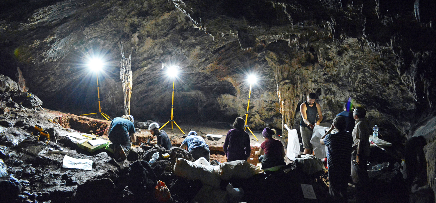 Investigadores de la UCA lideran un estudio arqueológico en la Cueva de Ardales que revela el uso de conchas como adornos hace 30.000 años