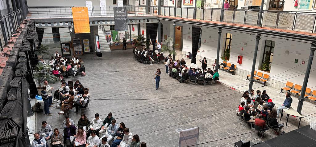 ‘Café con Ciencia’ reúne a 530 estudiantes de 20 centros educativos con 35 investigadores de la UCA