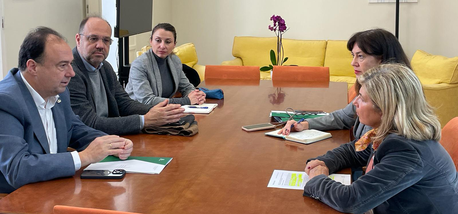 El rector se reúne con la delegada de Universidad de la Junta en Cádiz