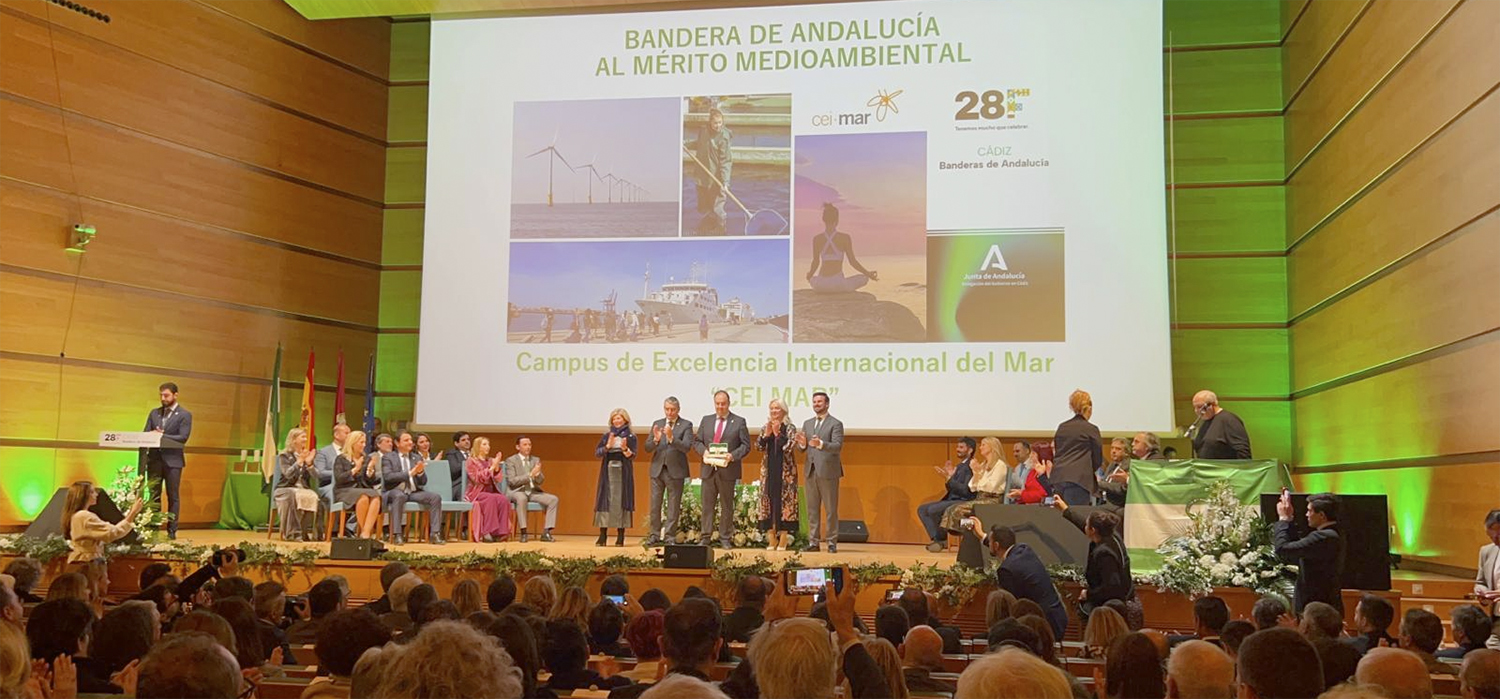 CEI·Mar y el catedrático de la UCA José Antonio Girón reciben la Bandera de Andalucía con motivo del 28F