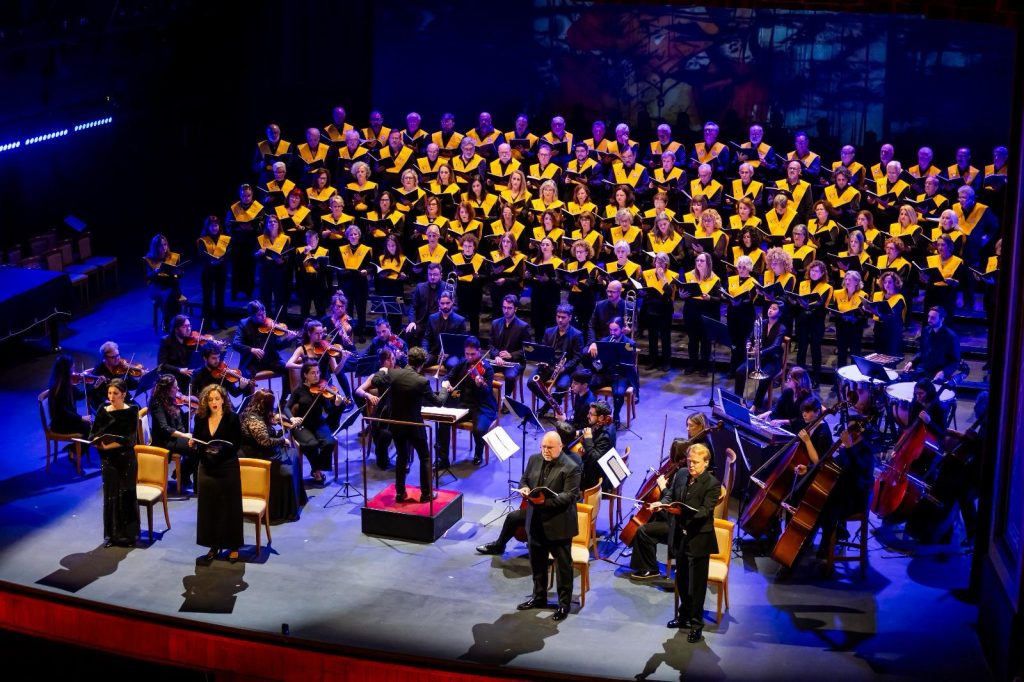 La nueva Orquesta y Coral de la UCA se estrena por todo lo alto con su concierto de este sábado pasado en el Gran Teatro Falla
