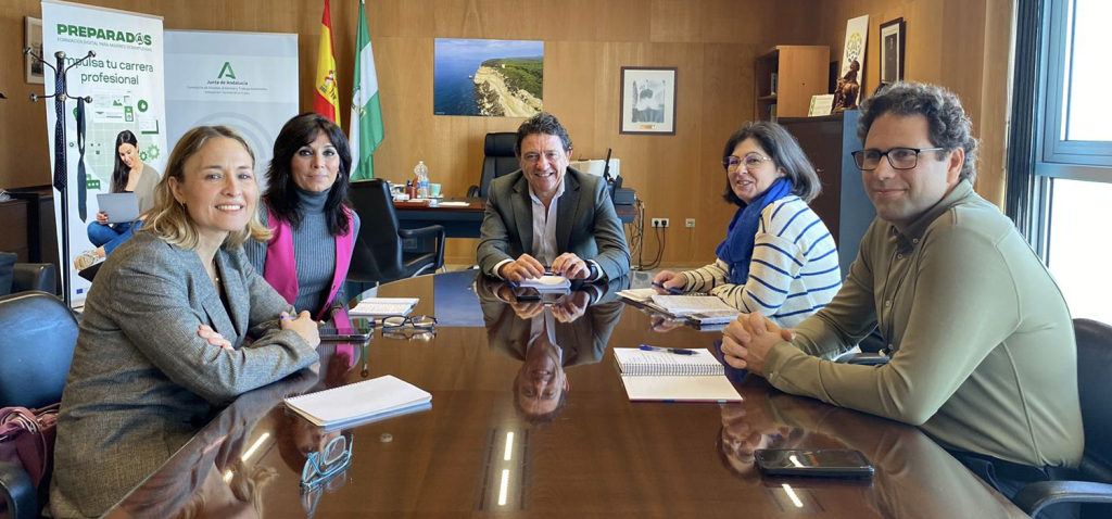 Junta y UCA se reúnen para abordar temas de formación y empleo