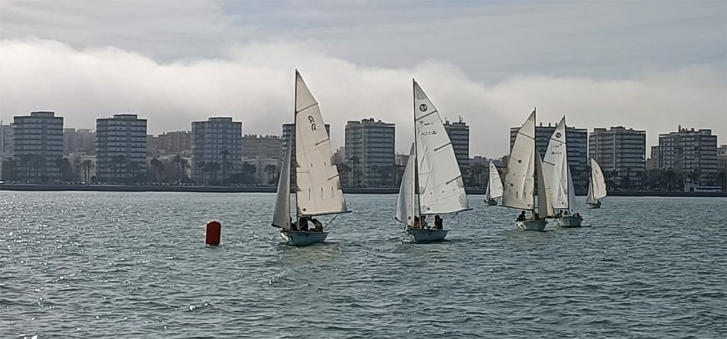 44 deportistas participan en la V Regata de Raqueros del curso 2023-24