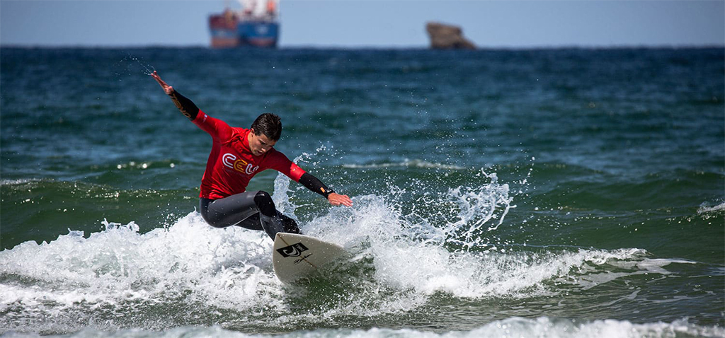 El alumno de la UCA Alejandro Montañés, doble medallista en el I Campeonato de España Universitario de Surf