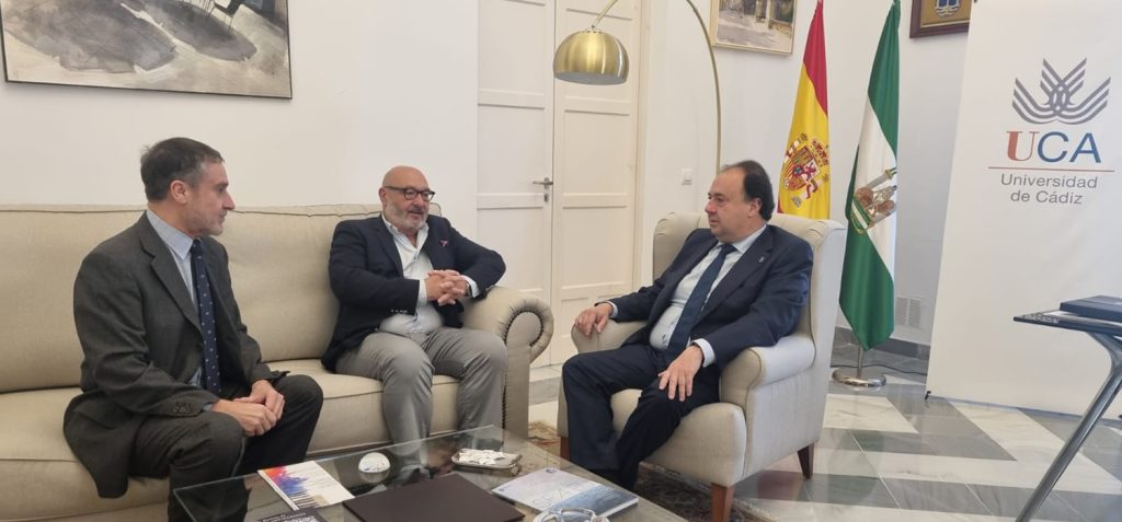 El rector de la UCA recibe la visita institucional de los diputados autonómicos José María Ortells y Alejandro Hernández