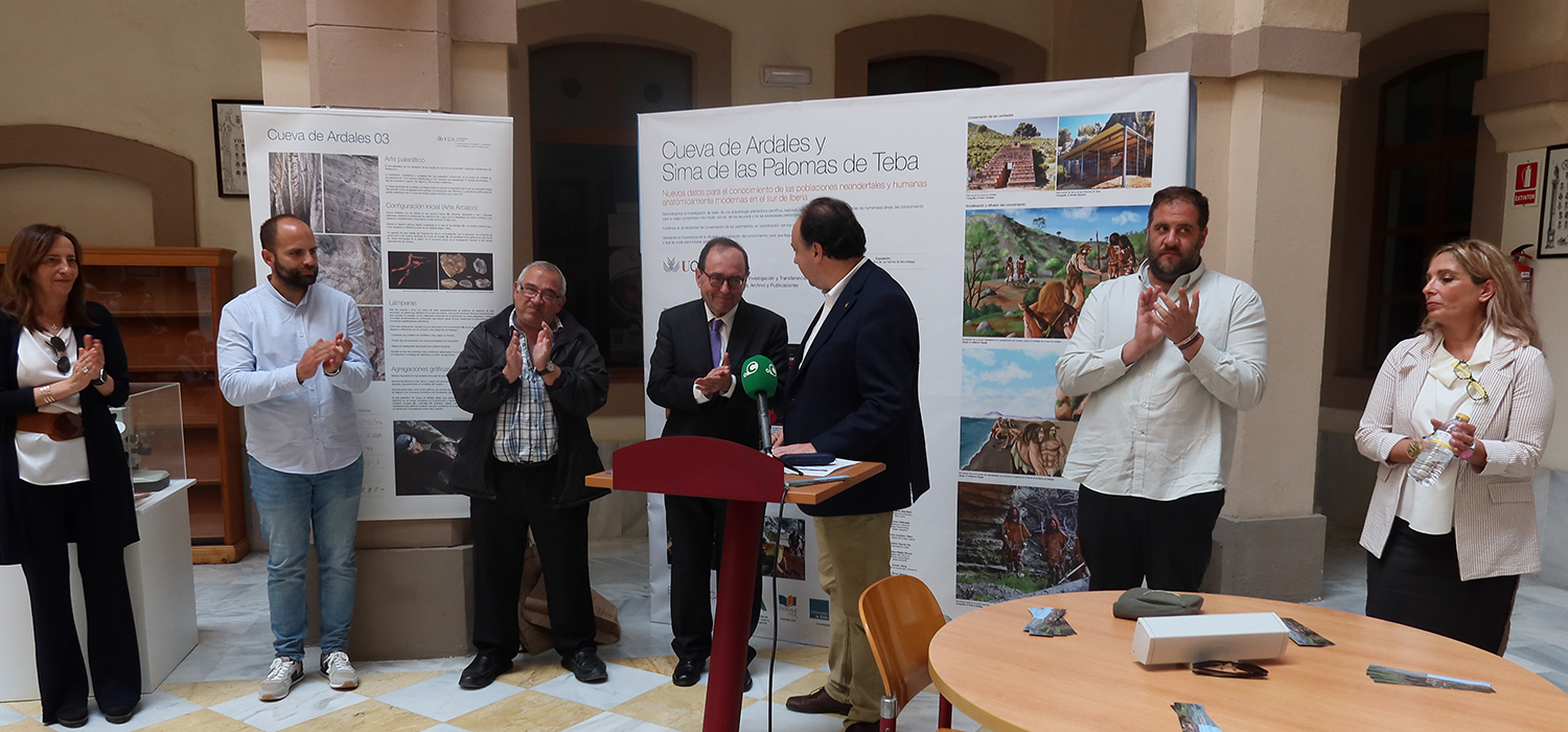 La UCA inaugura la exposición con nuevos datos de las poblaciones neandertales y humanas anatómicamente modernas en el sur de Iberia