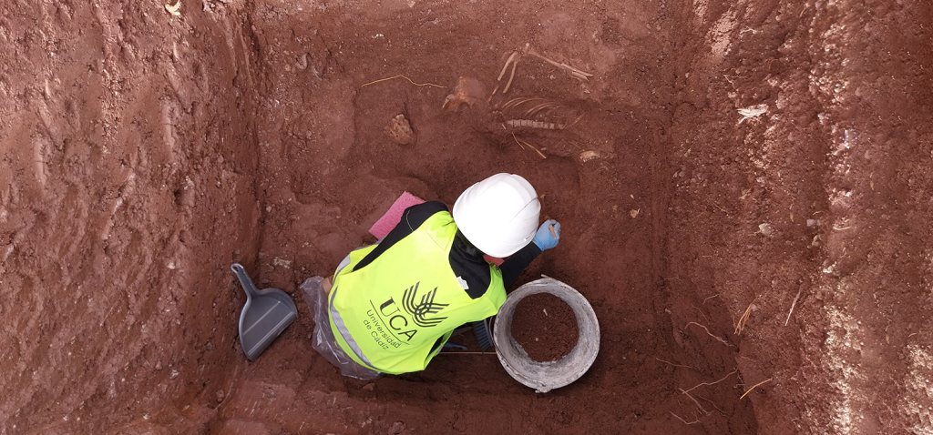 Investigadores de la Universidad de Cádiz localizan una fosa de represaliados del franquismo en la localidad de El Gastor