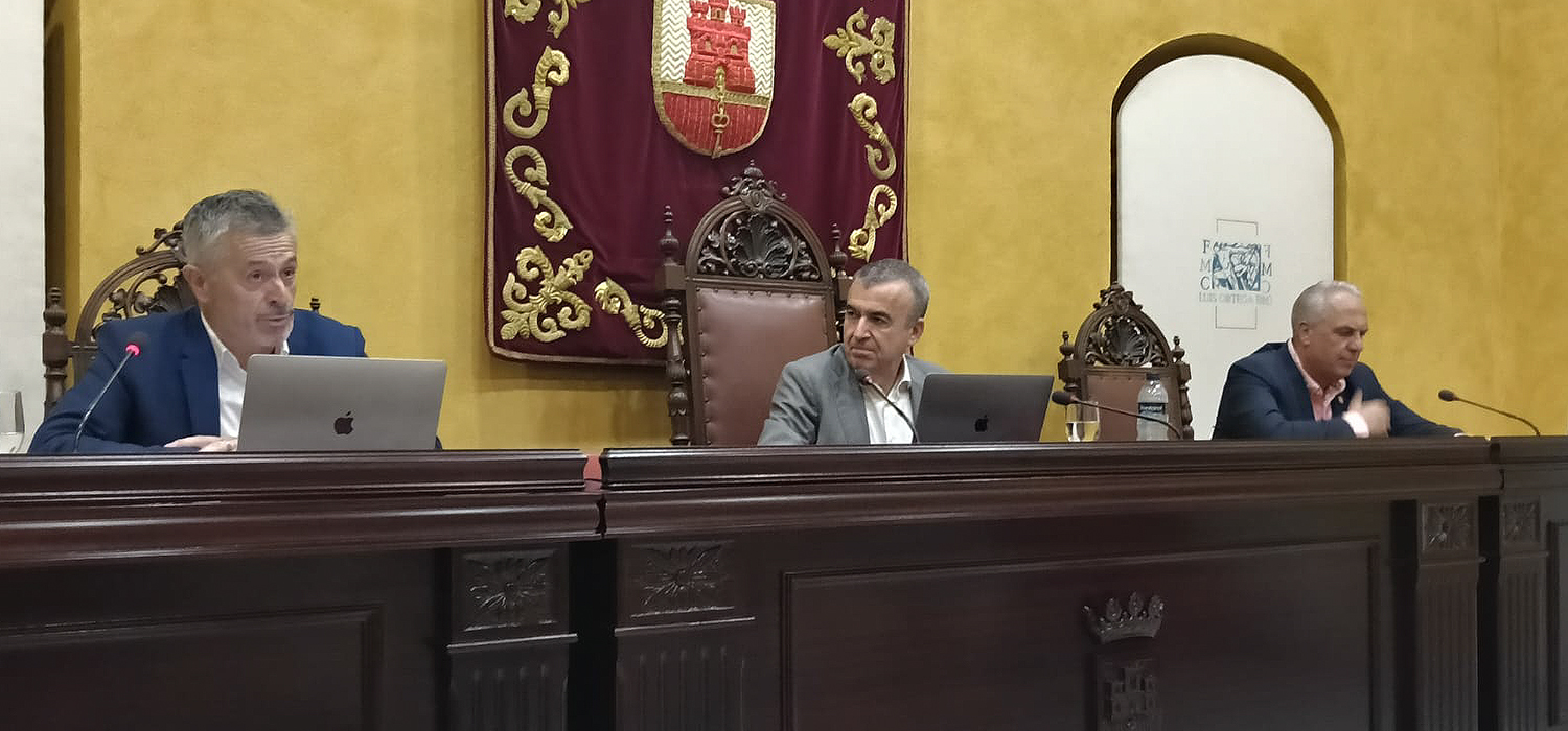 Lorenzo Silva lleva el pulso entre novelistas y juristas a su conferencia en el Palacio de los Gobernadores