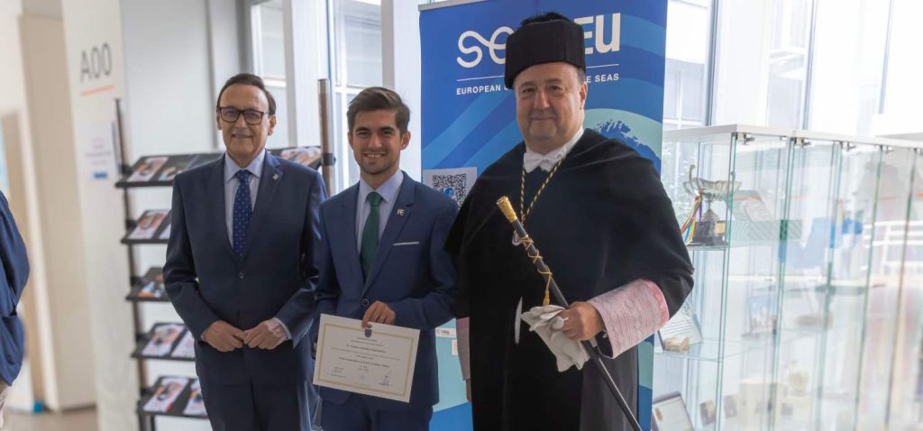 El alumno antonio caballero foncubierta recibe el premio extraordinario de máster en química médica.