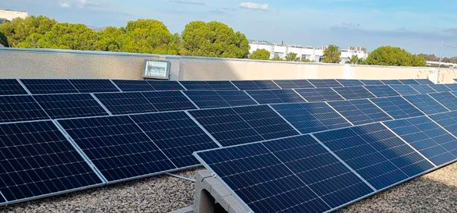 La Universidad de Cádiz refuerza su apuesta por reducir el consumo eléctrico con la instalación de nuevas placas fotovoltaicas