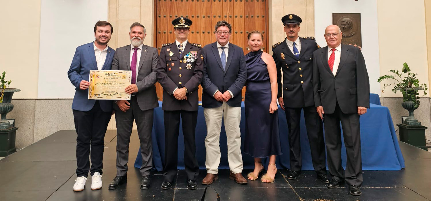 La UCA recibe un reconocimiento de la Policía Nacional por su implicación en el programa de ayuda por la DANA de Valencia