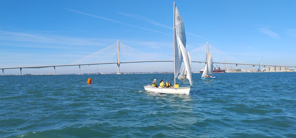 La Liga de Regatas UCA 2025/2026 inicia su andadura con la I Regata UCA de Raqueros en la Bahía de Cádiz