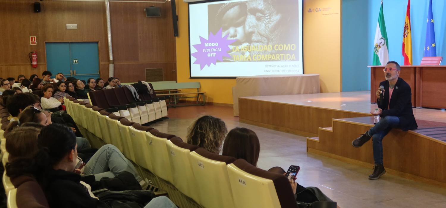 La UCA reúne a más de un centenar de estudiantes en una jornada sobre igualdad con el profesor Octavio Salazar