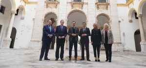 El rector de la Universidad de Cádiz acompaña al presidente de la Junta en su visita a las obras ...