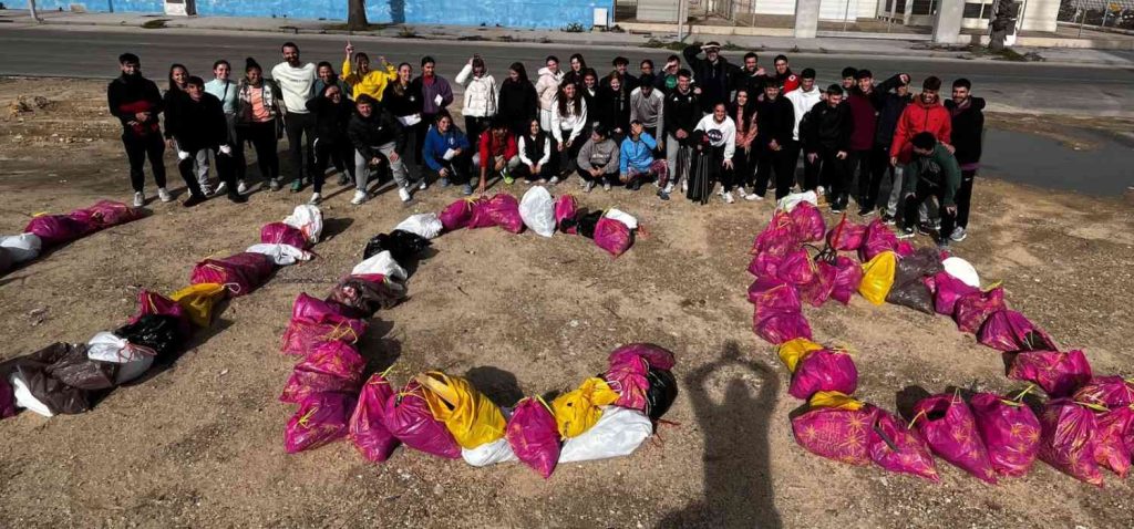 La última jornada de ‘plogging’ de alumnos de la UCA consigue la retirada de más de 300 kilos de basura de la Bahía