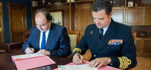 El rector mantiene un encuentro institucional con el almirante de la Flota en la Base Naval de Rota