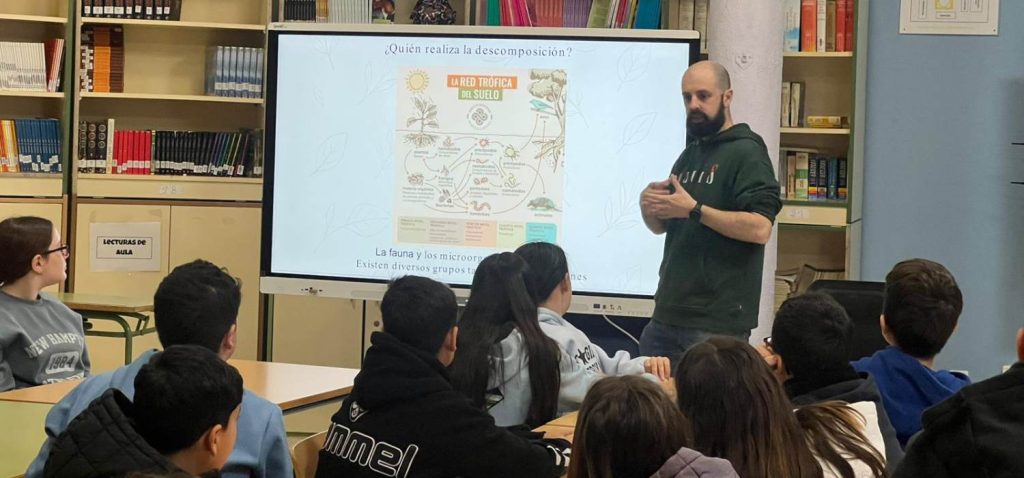 La UCA acerca a las aulas un proyecto divulgativo para transformar residuos orgánicos en abono y mejorar la biodiversidad del suelo