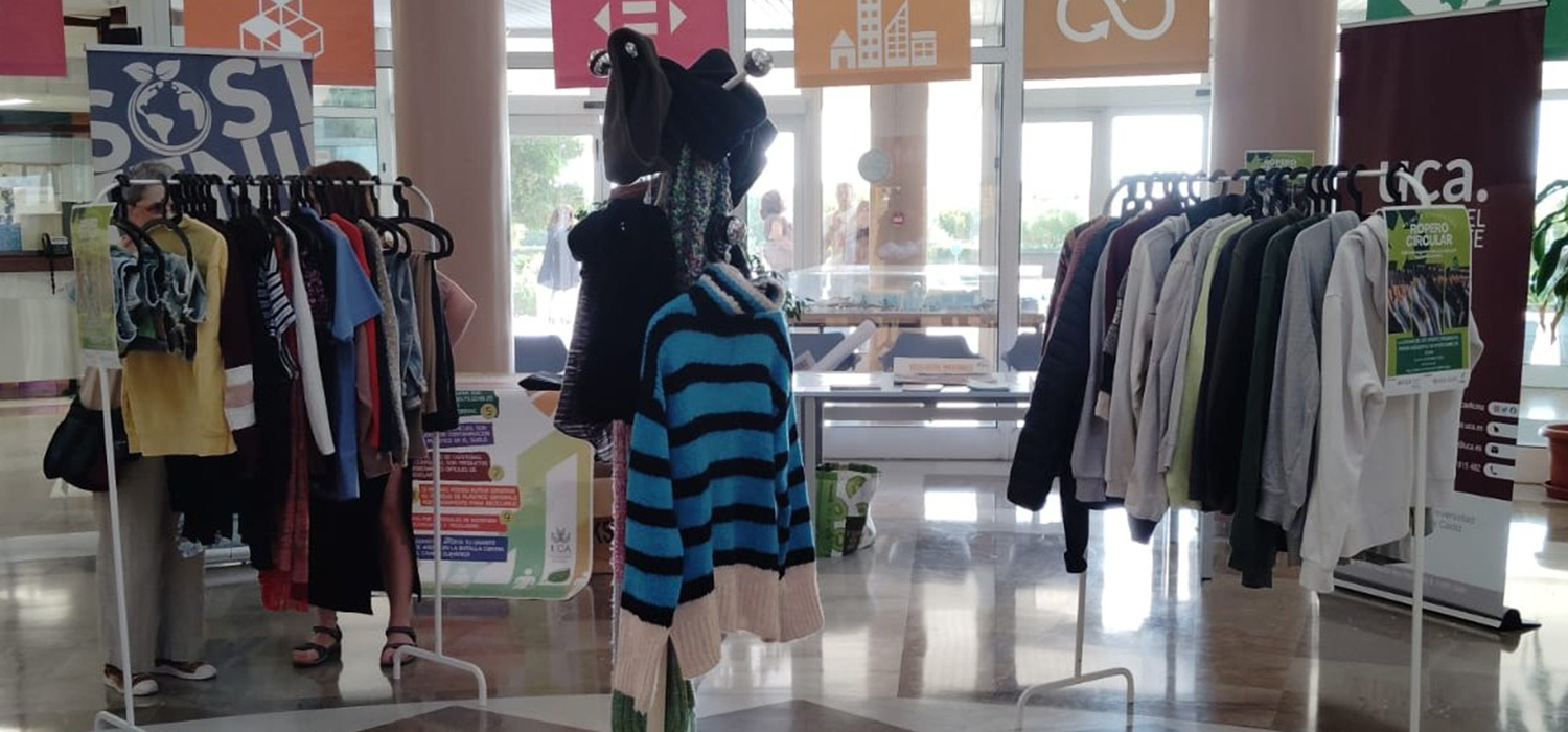 La UCA celebra una nueva edición del Ropero Circular para promover la reutilización de prendas