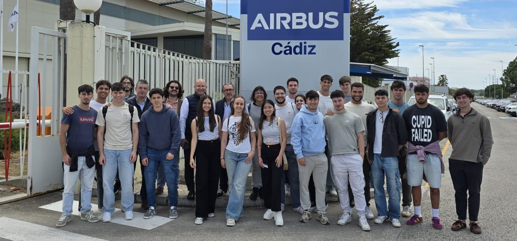 El alumnado de Ingeniería Mecánica de la ETSIA se acerca a la innovación aeroespacial en una visita formativa a AIRBUS