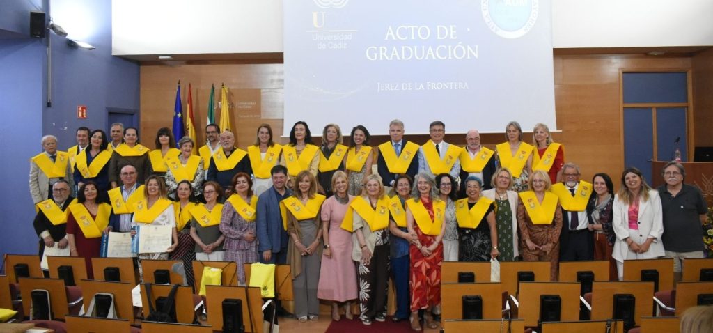 El Campus de Jerez acoge la graduación de 32 estudiantes del Aula Universitaria de Mayores del tras cinco años de formación en la UCA