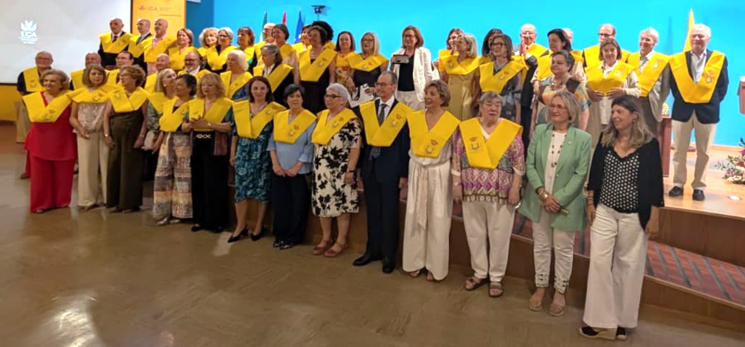 El Aula Universitaria de Mayores de Cádiz celebra la graduación de medio centenar de estudiantes tras cinco años de formación