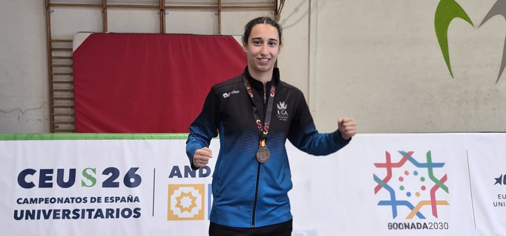 La estudiante de la UCA Paula Mera consigue una medalla de bronce en el Campeonato de España Universitario de Lucha
