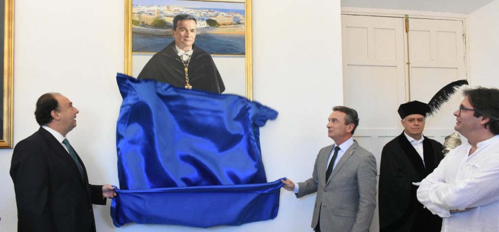 La Universidad de Cádiz incorpora el cuadro de Eduardo González Mazo a la Galería de Rectores
