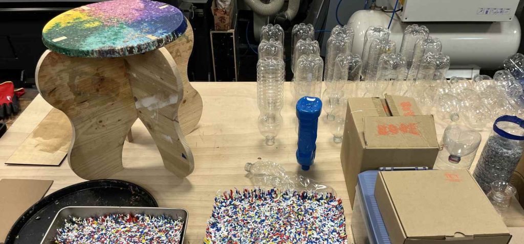El FabLab de la UCA transforma residuos plásticos en mobiliario urbano sostenible gracias a un proyecto de economía circular