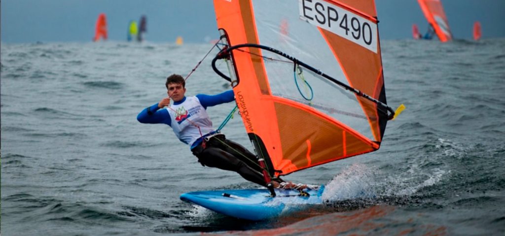 El estudiante de la UCA, Arturo Arauz, se proclama campeón del mundo Sub21 de ‘Windsurf Raceboard’