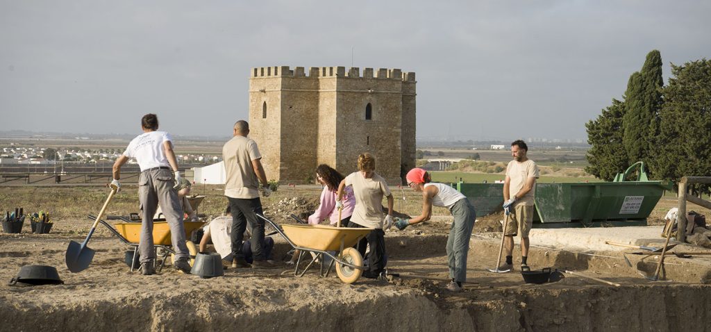El grupo ‘PHOENIX MEDITERRANEA’ de la UCA inicia excavaciones en el Castillo de Doña Blanca del proyecto ‘CDB-CONNECT’