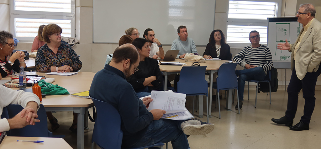 El jefe de la Oficina de Extranjería de Cádiz acerca la normativa para las autorizaciones de estancia en estudios superiores