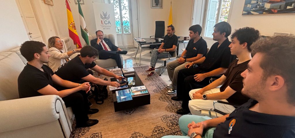 El rector recibe a los estudiantes de UCA&Air tras sus éxitos en distintas competiciones aeronáuticas